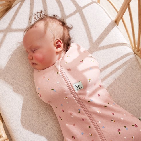 "밤마다 아기 재우기 전쟁, 혹시 등 센서 때문에 힘드셨나요? 에르고파우치 스와들이 해결해 줄지도 몰라요!" 에르고파우치