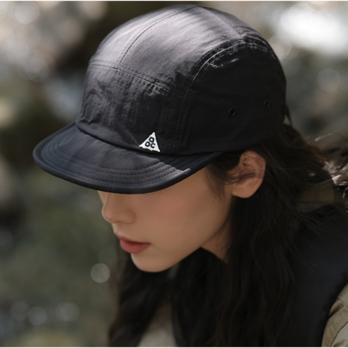 자유로운 영혼을 위한, 스타일과 기능성을 겸비한 숏캡 숏챙 모자 퍼플 에디션