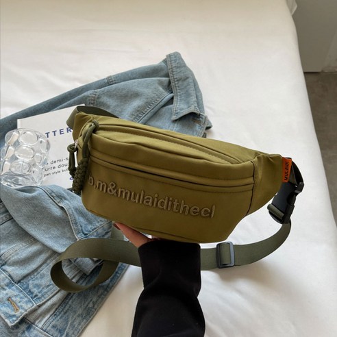 스타일과 실용성을 모두 갖춘 캔버스 꼬임 슬링백