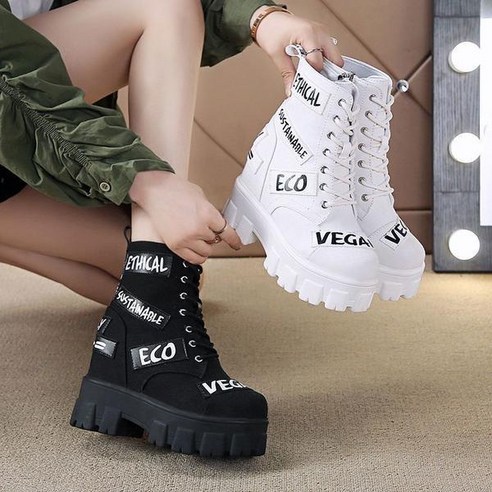 편안함과 스타일을 결합한 키높이 스니커즈