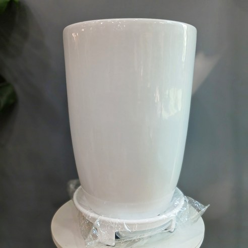 넉넉한 품격, 도자기 대형 화분 '팽이'로 완성하는 공간의 미학