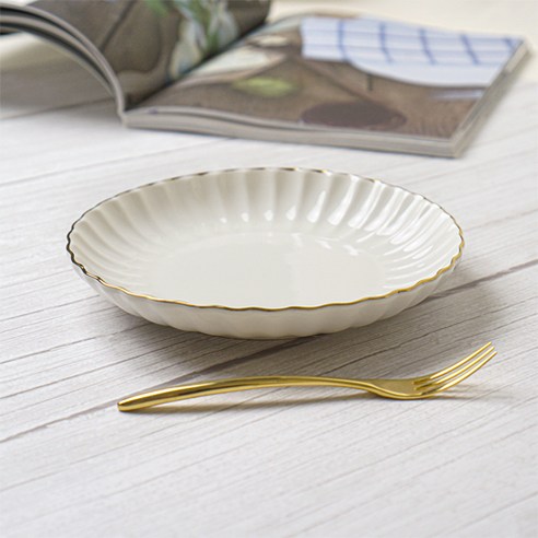 [OKㅣ강추] 화이트 골드로 고급스러운 분위기를 연출하는 골드 원형 접시 [OKNOWㅣ추천상품]