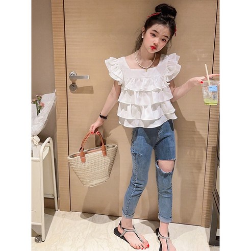 프릴 디테일이 돋보이는 여름 블라우스