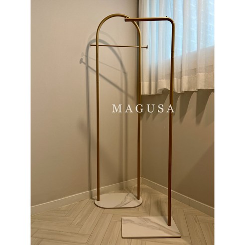 골드 철제행거로 북유럽 감성을 더한 옷가게 인테리어