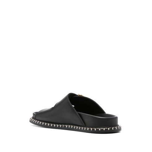 겨울에도 스타일과 따뜻함을 모두 잡는 끌로에 레베카 가죽 슬라이더 샌들