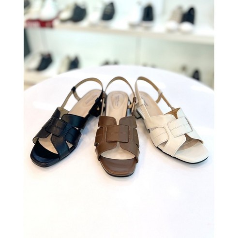 발끝에서 완성되는 시크함, 허시파피 샌들로 여름 스타일 고민 끝!