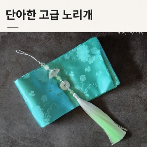 한복을 선물로 주는 것은 특별한 의미가 있는 일입니다.