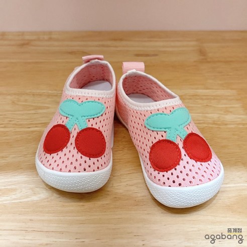 아기의 안전과 편안함을 위한 완벽한 여름 물놀이 필수템