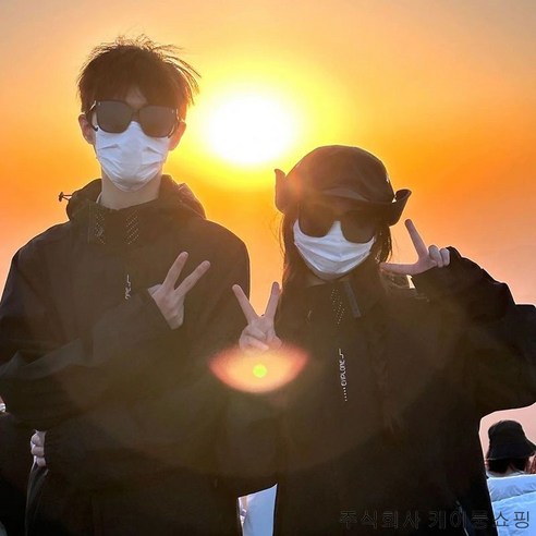 여행 짐은 가볍게, 날씨 걱정은 없게! 초경량 방수 바람막이 하나로 끝!