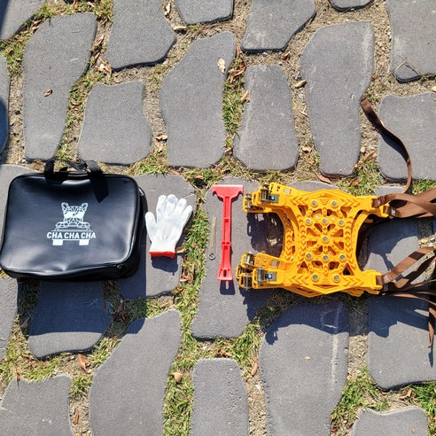 겨울철에 자동차 타이어에 장착하여 미끄러짐을 방지하는 도구