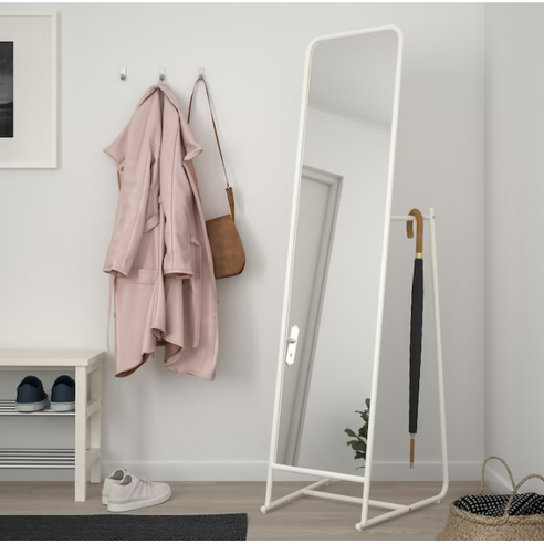 좁은 방을 빛내는 마법, 이케아 KNAPPER 전신거울