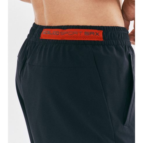 세련됨과 편안함이 완벽하게 조화된 스켈리도의 TR 런웨이 쇼츠