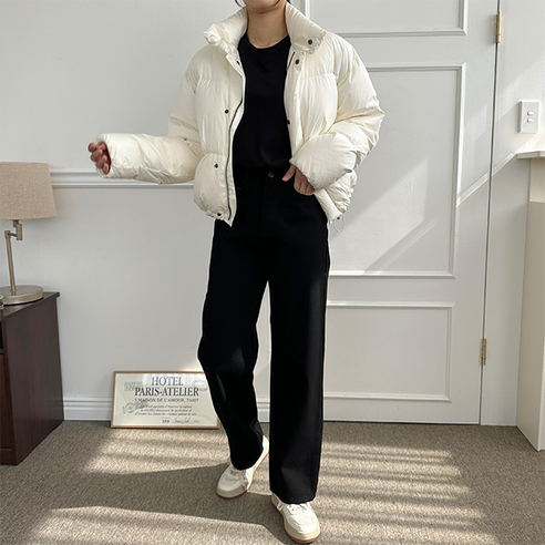 블랙, 아이보리, 브라운, 옐로우 색상 중에서 선택하고, 기장 58cm, 어깨 54cm, 가슴 62cm, 밑단 64cm, 암홀 27cm, 소매 15cm의 치수를 확인하세요.