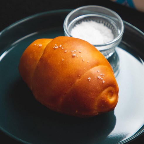 집에서 만드는 신선하고 맛있는 소금빵을 손쉽게
