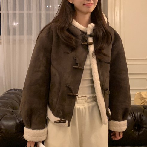 독특한 디자인과 특징을 가지고 있는 센느 떡볶이 단추 후드 뽀글이 퍼 스웨이드 크롭 숏 무스탕 자켓
