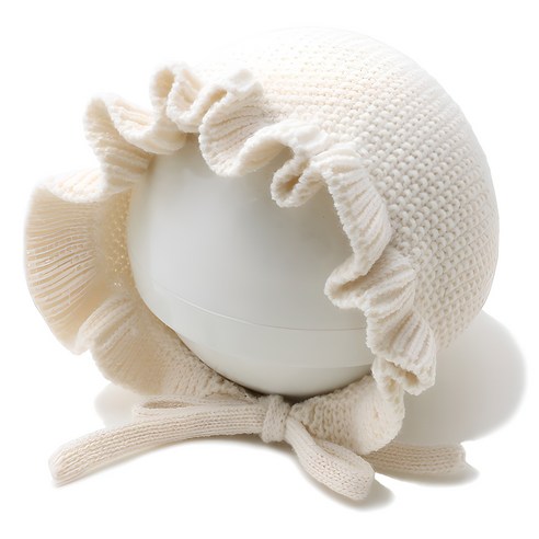 겨울철 아기의 포근함을 책임지는 사랑스러운 프릴 니트 보넷