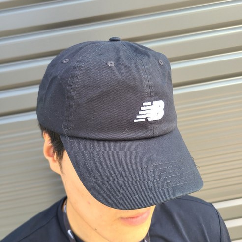 데일리룩 완성은 뉴발란스 블랙 클래식 캡 모자 하나로!