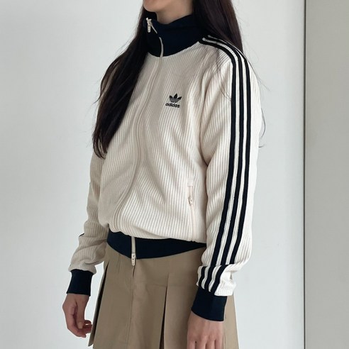 클래식한 스타일과 현대적인 편안함을 완벽하게 조화시킨 아디다스 베켄바우어 트랙탑 져지