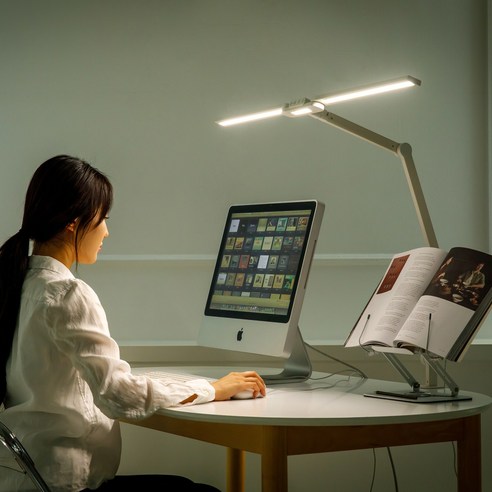 인유어셀 LED 책상스탠드: 집중력을 높여주는 와이드등