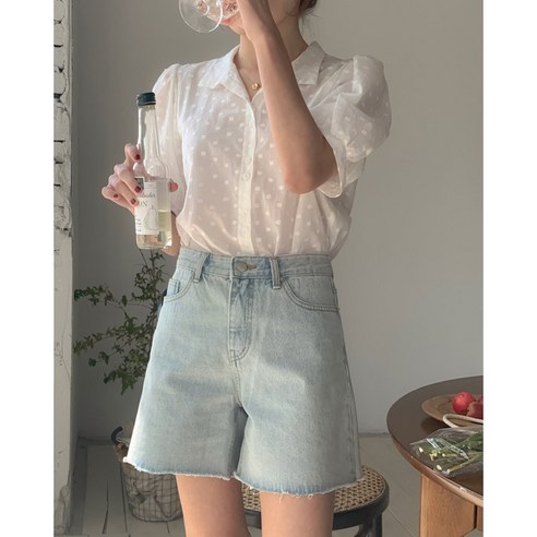 섬세한 도트 패턴과 우아한 자수가 매력적인 시스루 블라우스