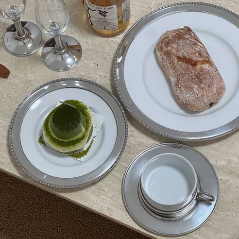 코지타벨리니 오발 플레이트: 식탁을 예술로 승화시키다.