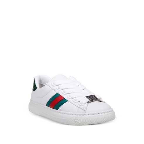 여름날의 꿈을 담은, 구찌 레더 스니커즈가 당신의 발걸음에 특별함을 더합니다.