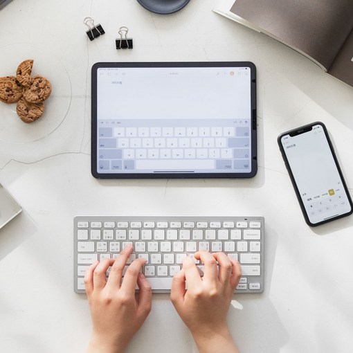 라이프썸 미니 블루투스 키보드LFSHA43 C타입 충전식 휴대용 3대기기 멀티 페어링 저소음, 실버, LFSHA43, 제조사축