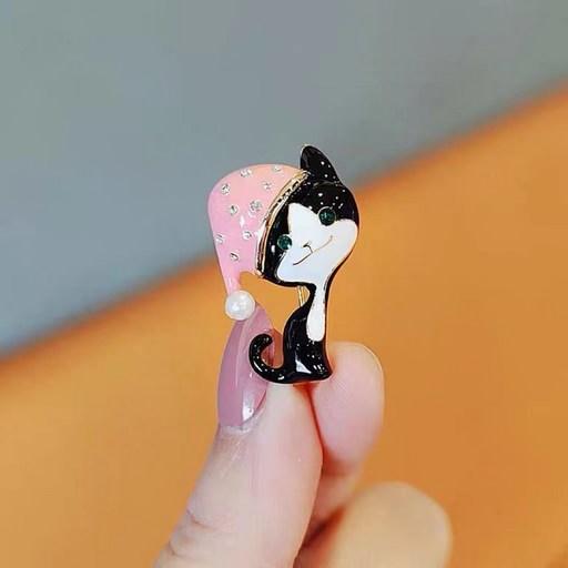 미소짓는 핑크모자 고양이 브로치