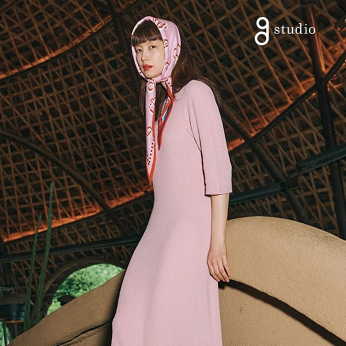 지스튜디오 25SS 썸머 홀가먼트 니트 원피스 759633