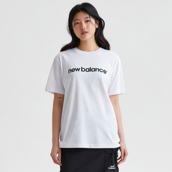 뉴발란스 여성용 W 에센셜 레터로고 STANDARD FIT 반팔티 NBNEFB0012