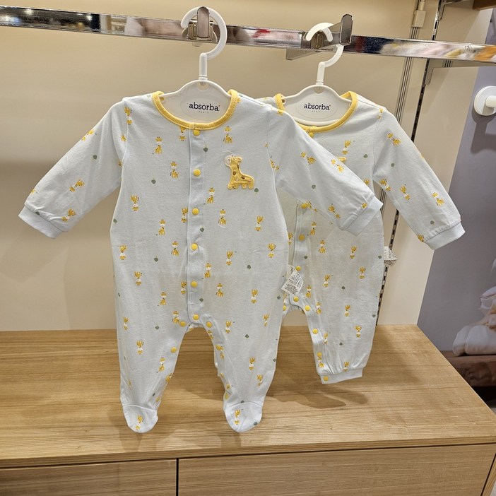 압소바 봄세일순면100 무형광기린이 포인트인 귀여운 순면우주복이랍니다실내서도 외출해서도얇은 원단이라 땀많은 아이한테도 좋아요봄 가을 겨울까지도에어컨켜는 여름도 가능해