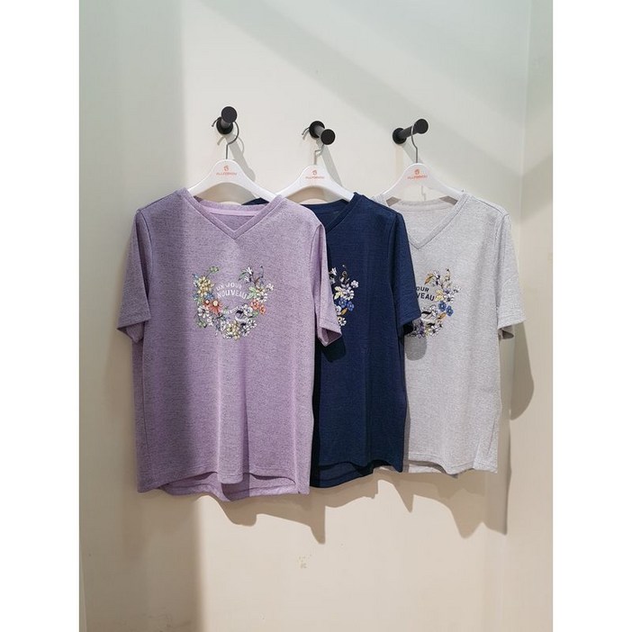 올포유 여성75D 원착사 사용한 폴리 소재 신축성 좋고 시원한 터치감 플라워 레터링 포인트 브이넥 티셔츠LQTN3211