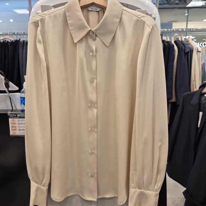 쉬즈미스   24년 가을 신상품  핫한 세일~~지금 입으면 너무 예쁜**이너와 아우터로***부드러운 감촉의  고급진 새틴 블라우스