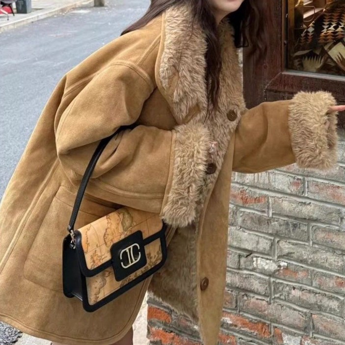 버튼무스탕 반코트