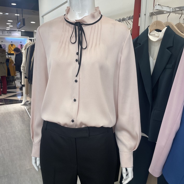 케이엘 KL 프체 반목프릴 콩단추 블라우스 BL240B05OO