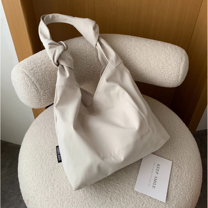 
                                                        말랑젤리 매듭 스퀘어 크로스백
                                                    