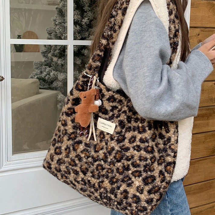 어반플리커 호피무늬 레오파드 보부상 숄더백 겨울가방 뽀글이호피백
