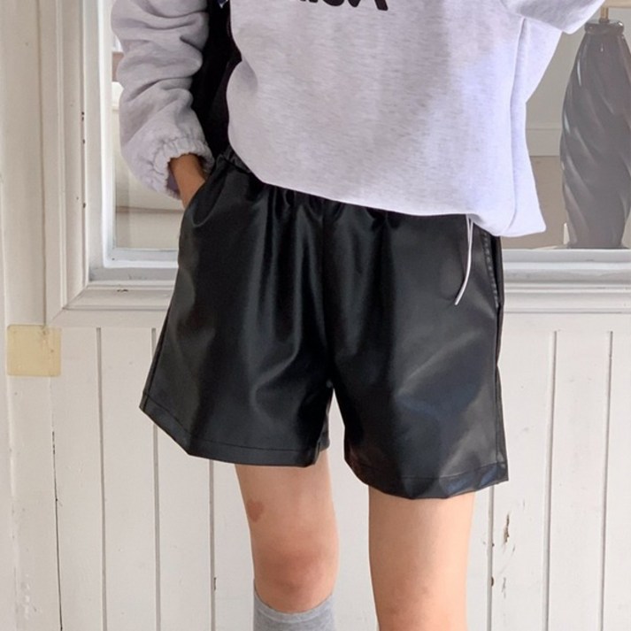 리아 레자반바지)가죽반바지 페이크가죽 래자반바지 겨울신상 가죽바지 레자바지 검정색 크림 밤색 허리밴딩 4부기장 레자팬츠