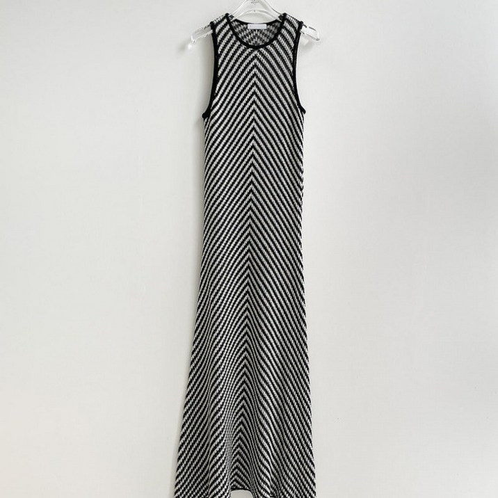 LF 여름 슬림핏 니트 원피스 여성 민소매 패션 고급 시원한 의류 고급스러운 스트라이프 슬림한 해변 휴가, 블랙